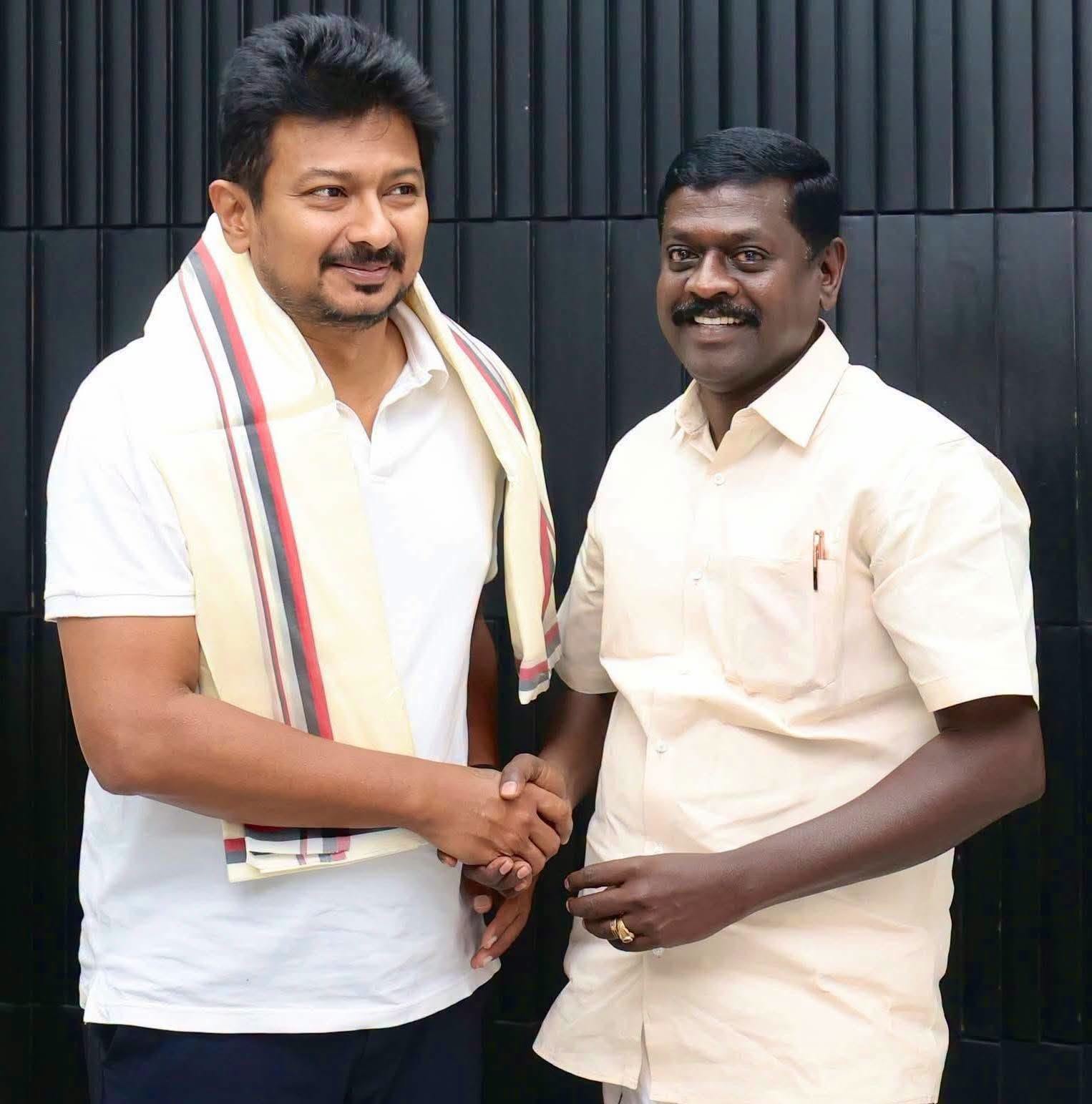 பி. சிவபத்மநாதன் உதயநிதி ஸ்டாலினுடன் — அவரது Facebook பக்கத்தின் புகைப்படம்